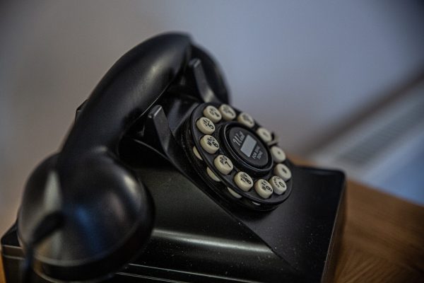 Altes Kabelgebundenes Telefon aus bakalit in schwarz